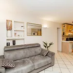 Modern Apartment Facing South In Paris