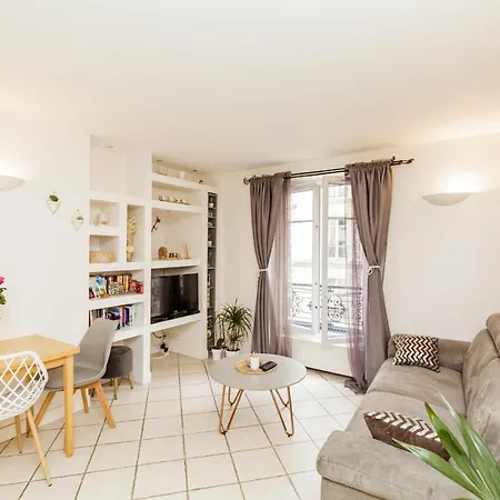 Modern Facing South In Appartamento Parigi