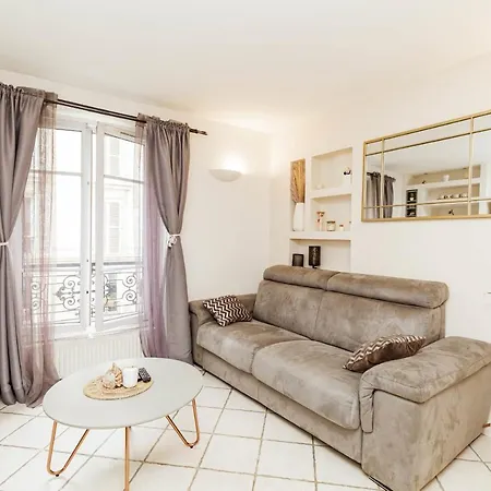 Modern Facing South In Apartment