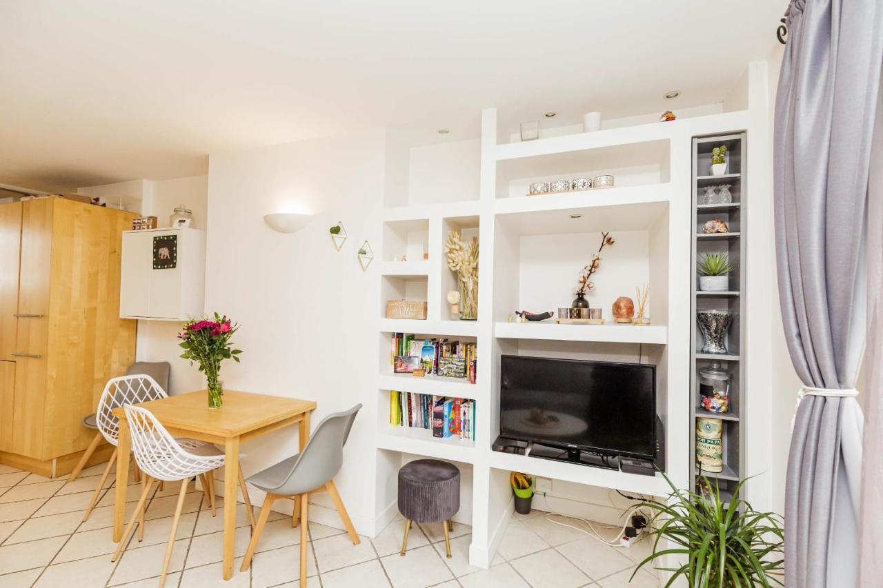Modern Facing South In Apartment